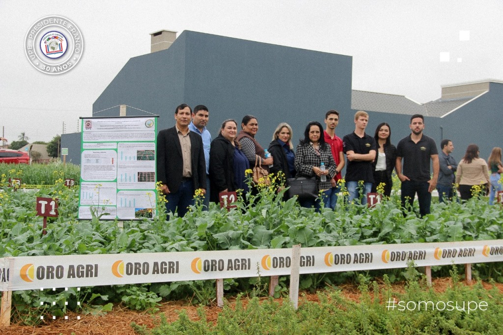 Alumnos realizan jornada de presentación de trabajo en campo experimenta